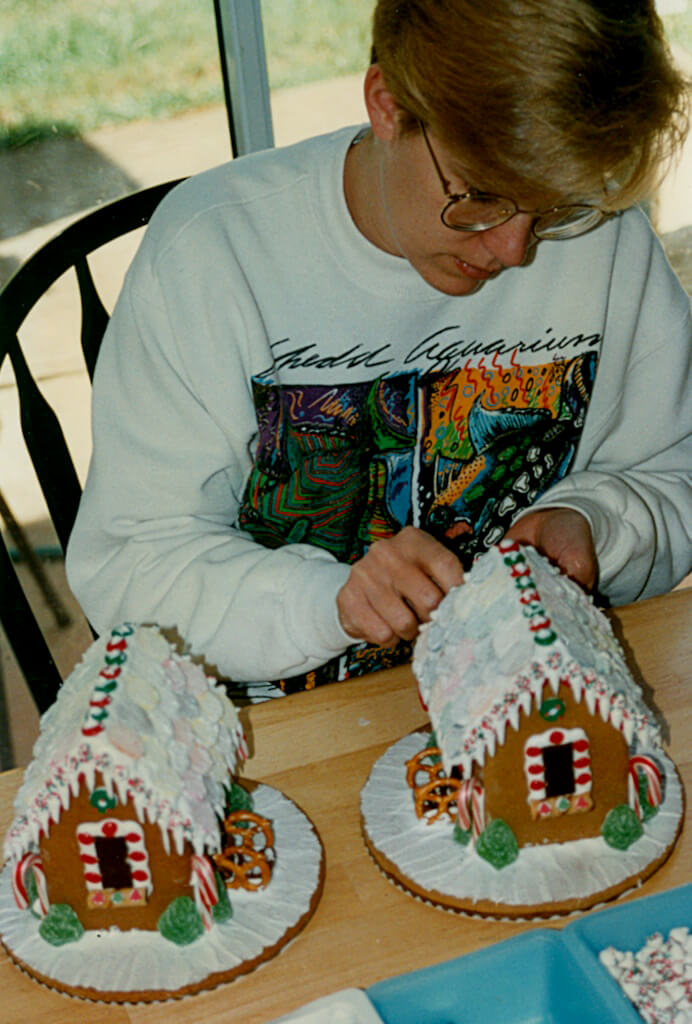 Decorating gingerbread houses
